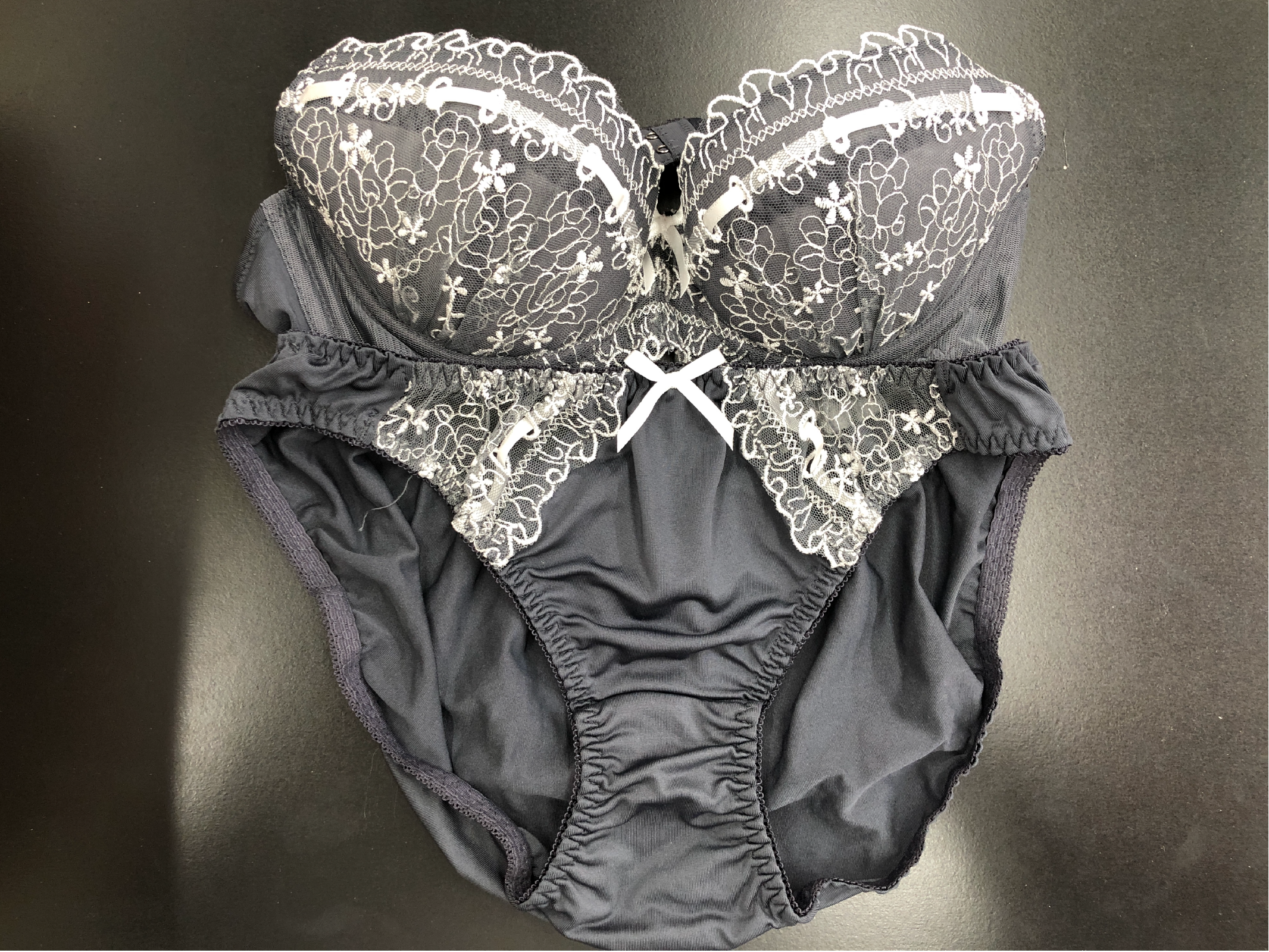 ブラジャー&パンティSet 【着衣画像付き】東京都在住 A・Hさん 20代 Cカップ おねぇさん - 画像 (3)